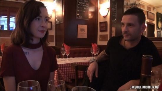 JacquieEtMichelTV.net/Indecentes-Voisines - Julie - Julie, 21ans, serveuse dans un restaurant italien! (FullHD/1080p/1.23 GB)