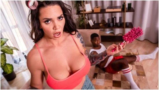 MomXXX/SexyHub - Chloe Lamour - Big tits stepmom just too damn sexy (FullHD/1080p/904 MB)