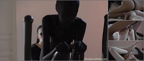 StraplessDildo/Straplez - Zentai Suit Sheds Like A Sexy Second Skin Mia Noelle (HD/720p/1.35 GB)