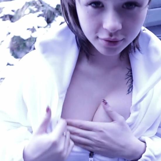 Cosplayphu - Sex In The Car In The Winter, Warming Up With Pussy Fucking (FullHD/1080p/291 MB)