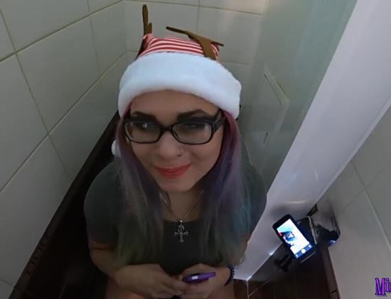 Cosplayphu - My Dirty Holiday Fantasy Of Fucking Very Hot Sexy Stepsister In The Toilet (FullHD/1080p/177 MB)