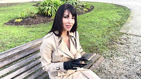 Onlyfans - Alysa Nylon-Naked Under a Trench Coat, I Walk In The Park Where 2 (FullHD/1080p/44.3 MB)