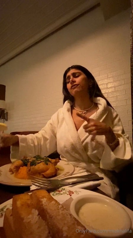 Onlyfans - Mia Khalifa Making Hotel Dinner Topless (FullHD/1080p/97.0 MB)