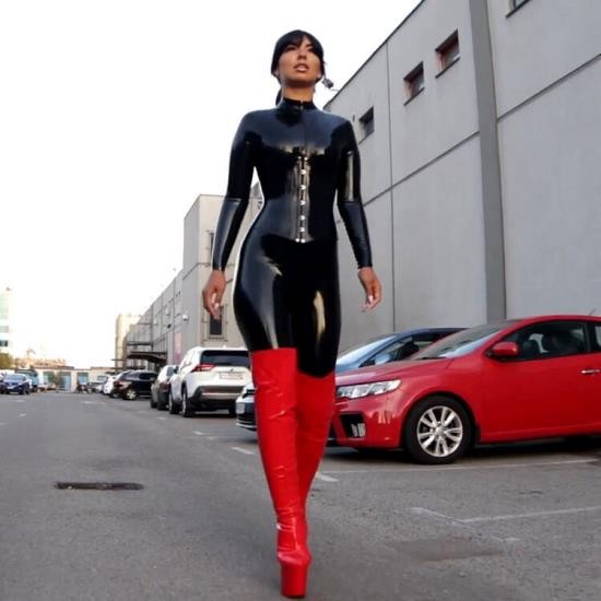 MyLatexBabe - Yulia Latex In The Parking Lot (HD/720p/111 MB)