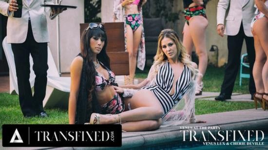 Transfixed/AdultTime - Episode 1 - Venus at the party: Starring Venus Lux, Cherie DeVille (FullHD/1080p/2.21 GB)