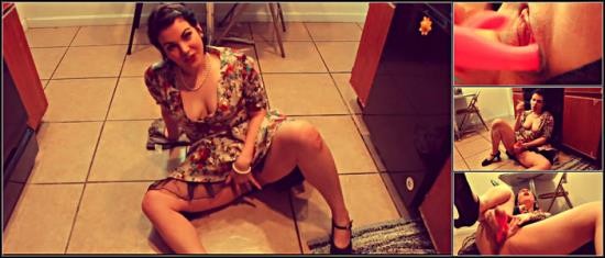 ManyVids - Pin Up, Smoking Aveymoon Mommy Cums In The Kitchen For You (HD/720p/122 MB)