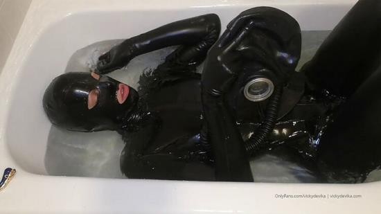 Onlyfans - Vickydevika - Gas Mask And Rebreather Bags Underwater Part 2 Of 2 (HD/720p/105 MB)